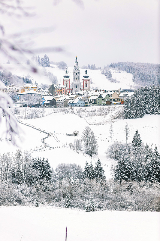 Mariazell im Schnee mit der Basilika Mariazell im Hintergrund, Copyright Mariazeller Advent/Fred Lindmoser